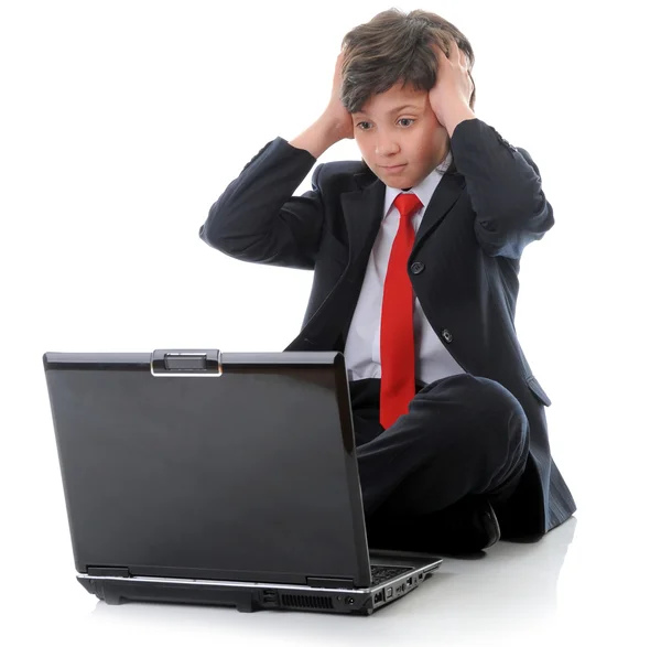 Garçon en costume d'affaires assis devant l'ordinateur — Photo