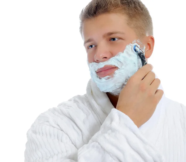 Mladý muž, holení — Stock fotografie
