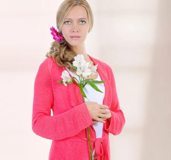 Junge Frau mit einer weißen Lilie in den Händen — Stockfoto