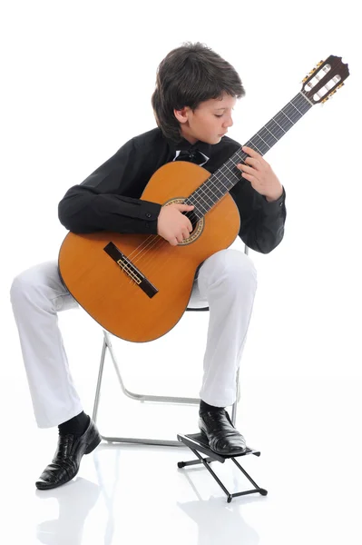 Μικρό αγόρι μουσικός παίζοντας κιθάρα — Φωτογραφία Αρχείου