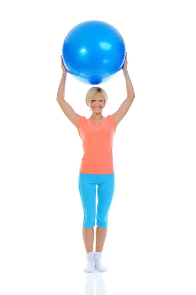 Giovane donna con palla blu — Foto Stock