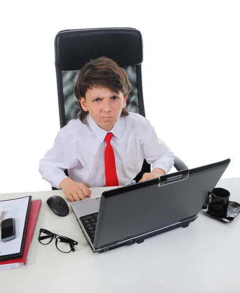Genç iş adamı dizüstü bilgisayar kullanıyor. — Stok fotoğraf