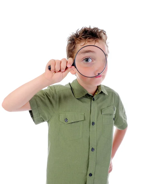 Jongen op zoek door een vergrootglas — Stockfoto