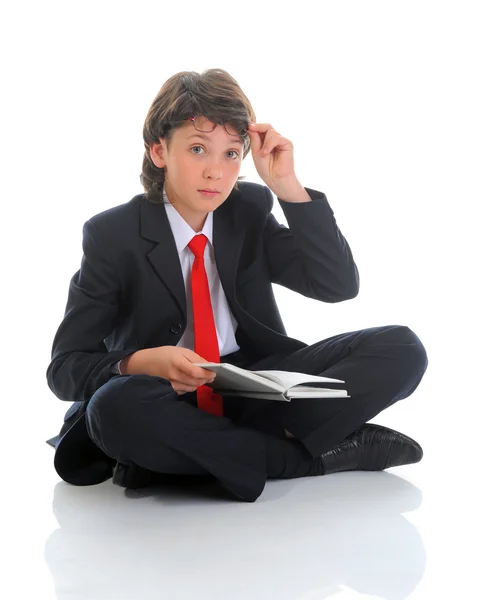 Kleine jongen die een boek leest — Stockfoto