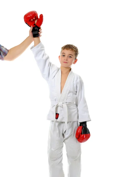 Giovane ragazzo formazione karate . — Foto Stock