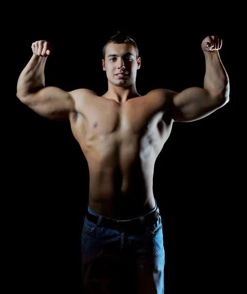 Fisiculturista mostrando seus músculos — Fotografia de Stock