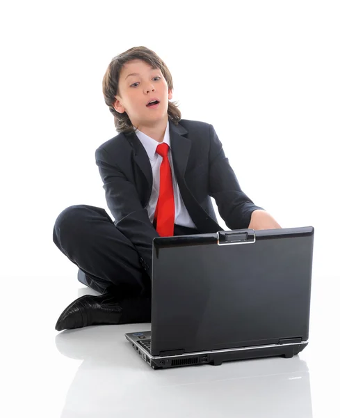 Chłopak w garniturze, siedząc przed komputerem — Zdjęcie stockowe