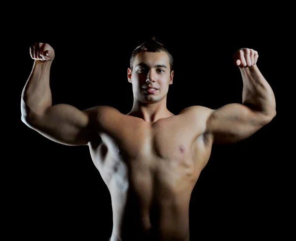 Culturista mostrando sus músculos —  Fotos de Stock