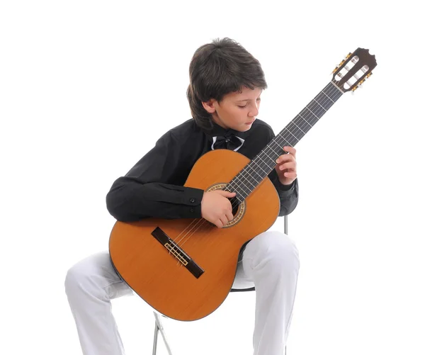 Мальчик-музыкант играет на гитаре — стоковое фото