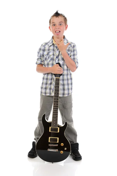 Μικρό μουσικός παίζοντας κιθάρα — Φωτογραφία Αρχείου