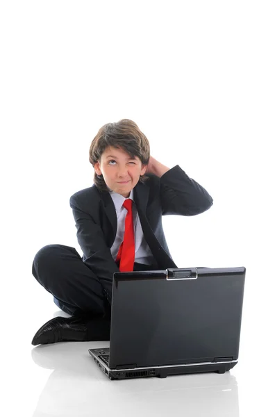 Bilgisayar başında oturan takım elbise içindeki çocuk — Stok fotoğraf