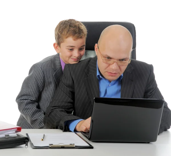 Fiatal üzletember laptopot használ — Stock Fotó