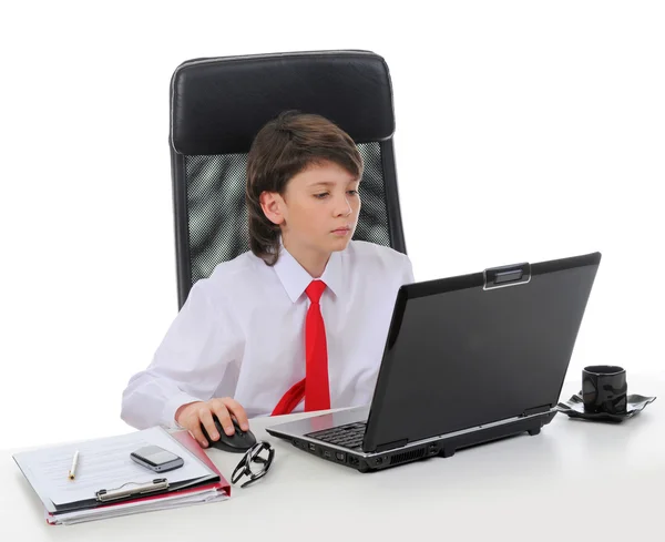 Νεαρός επιχειρηματίας που χρησιμοποιεί φορητό υπολογιστή — Φωτογραφία Αρχείου