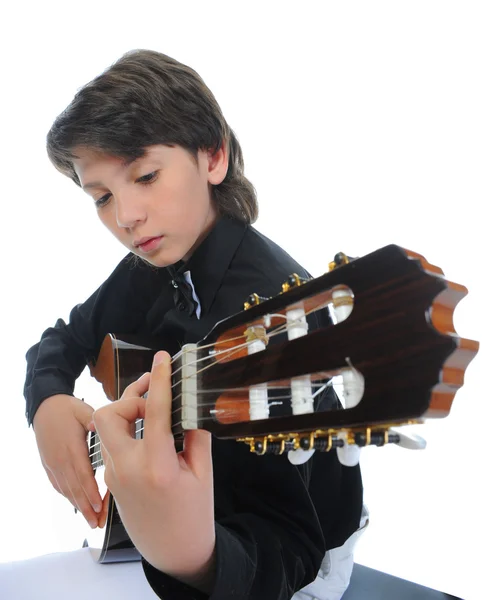 Маленький хлопчик музикант грає на гітарі — стокове фото