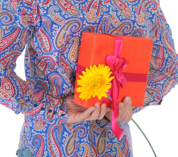 Man med en presentförpackning och en blomma — Stockfoto