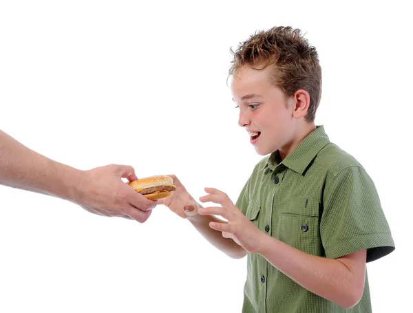 Petit garçon mangeant un hamburger — Photo