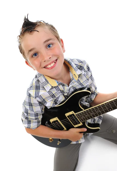 Маленький музыкант играет на гитаре — стоковое фото