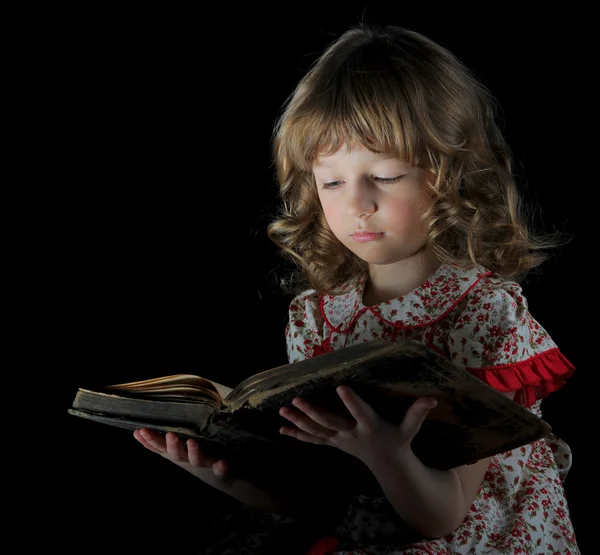Genç kız kitap okuma. — Stok fotoğraf