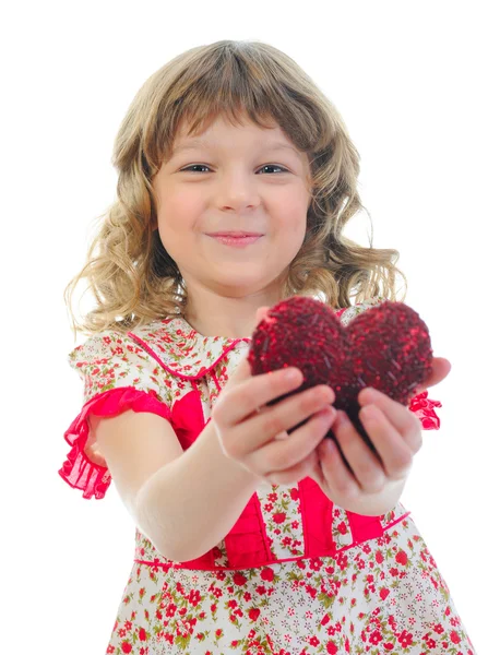 Mała dziewczynka gospodarstwa serca — Zdjęcie stockowe