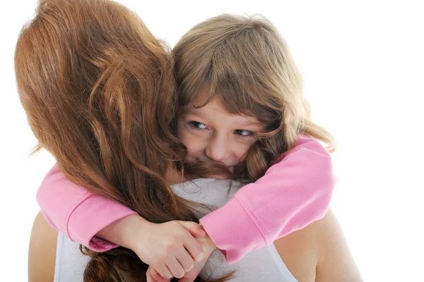 Vrolijk meisje hugs haar jonge moeder. — Stockfoto