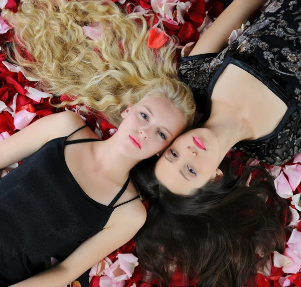 Beautiful women in rose petals — Stock Photo, Image