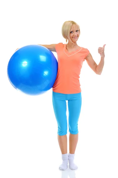 Junge Frau mit blauem Ball — Stockfoto
