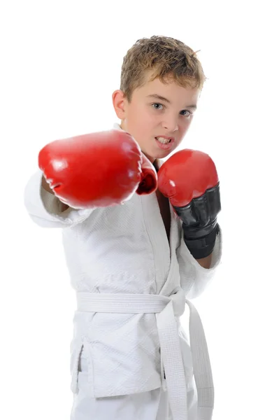 Молодой мальчик тренирует карате . — стоковое фото