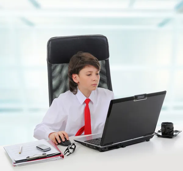 Genç iş adamı dizüstü bilgisayar kullanıyor. — Stok fotoğraf