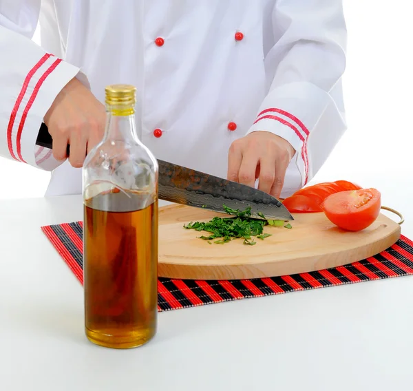 Chef-kok snijdt de tomaat — Stockfoto