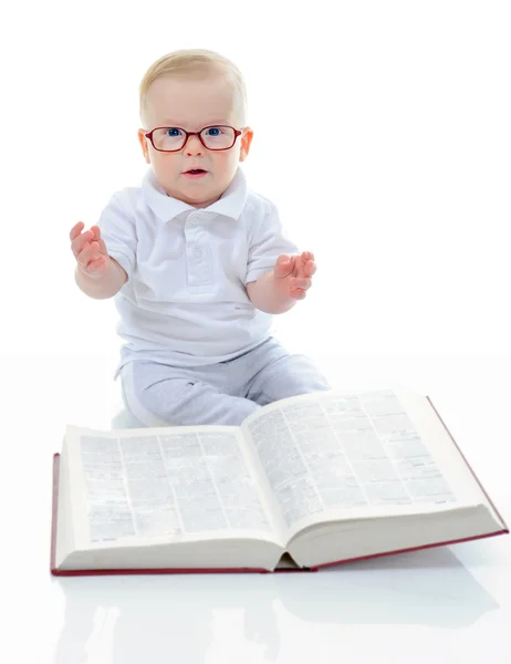 Malý chlapec čte velkou knihu — Stock fotografie