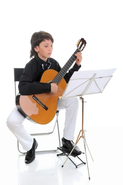 Kleiner Junge spielt Gitarre — Stockfoto