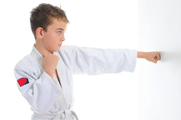 Jonge jongen opleiding karate. Rechtenvrije Stockfoto's