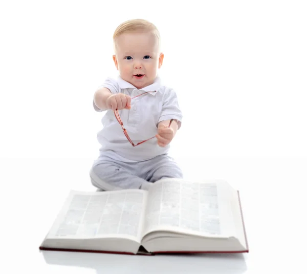 Liten pojke läser en stor bok — Stockfoto