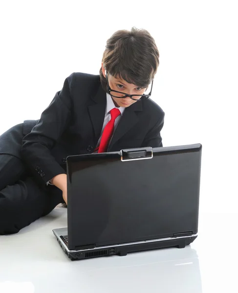 コンピューターの前に座っているビジネス スーツの男の子 — ストック写真