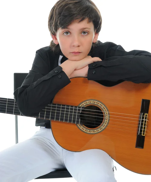 Kis fiú zenész gitározni — Stock Fotó