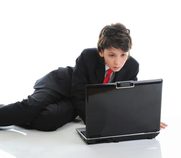 Chłopak w garniturze, siedząc przed komputerem — Zdjęcie stockowe