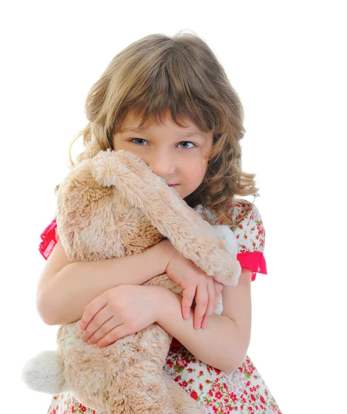 Liten flicka med leksak hare. — Stockfoto