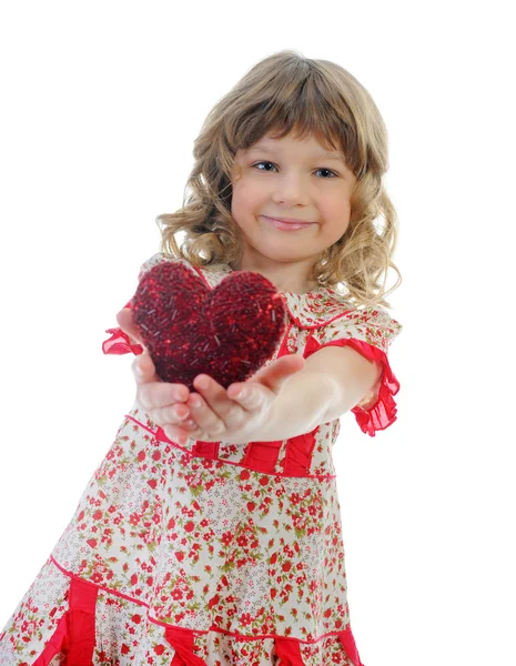 Lilla flickan anläggning hjärta — Stockfoto
