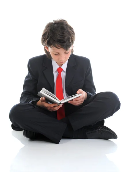 Petit garçon lisant un livre — Photo