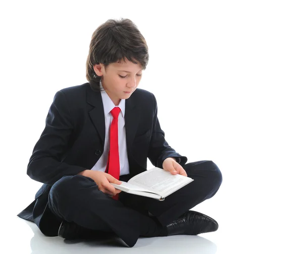 Kleine jongen die een boek leest — Stockfoto