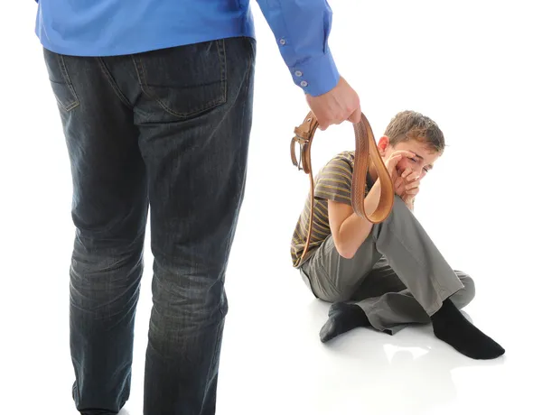 Père strict punit son fils — Photo