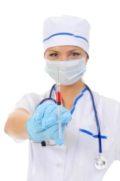 Zdravotní sestra s injekční stříkačkou v ruce. — Stock fotografie