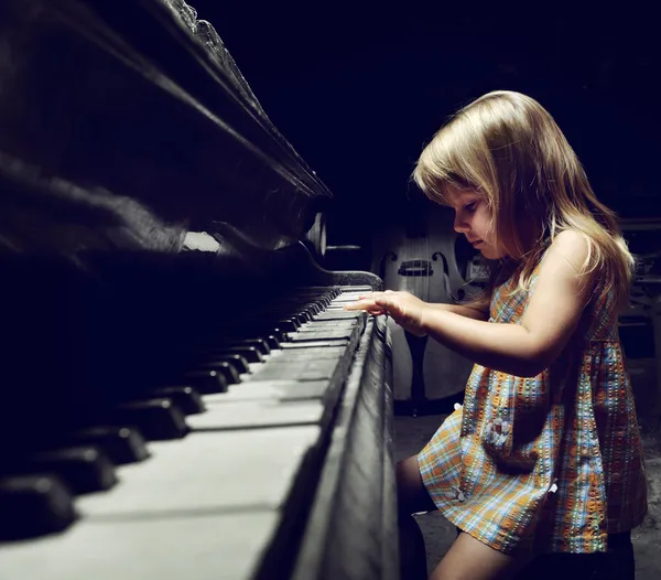 Dívka si hraje piano. — Stock fotografie