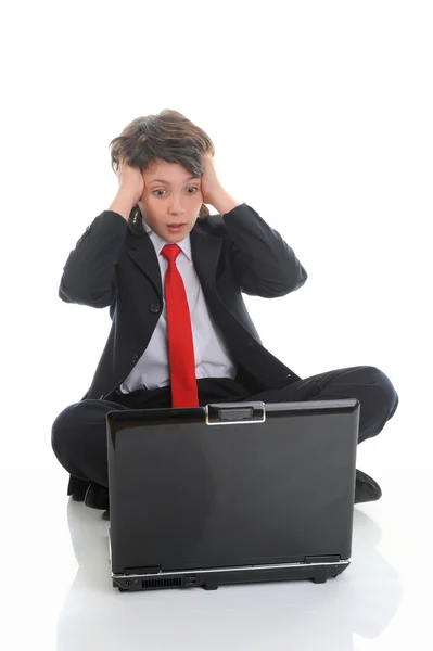 コンピューターの前に座っているビジネス スーツの男の子 ストック画像
