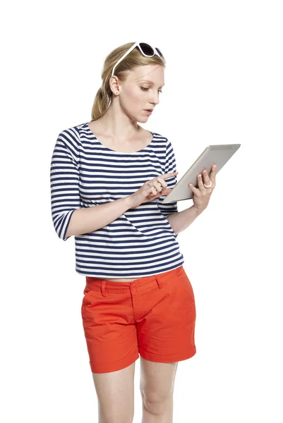 태블릿을 사용하는 젊은 여자 — 스톡 사진