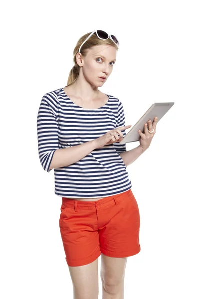 태블릿을 사용하는 젊은 여자 — 스톡 사진