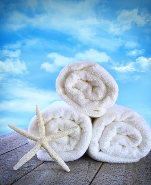 蓬松干净的毛巾，蓝色的天空 — 图库照片