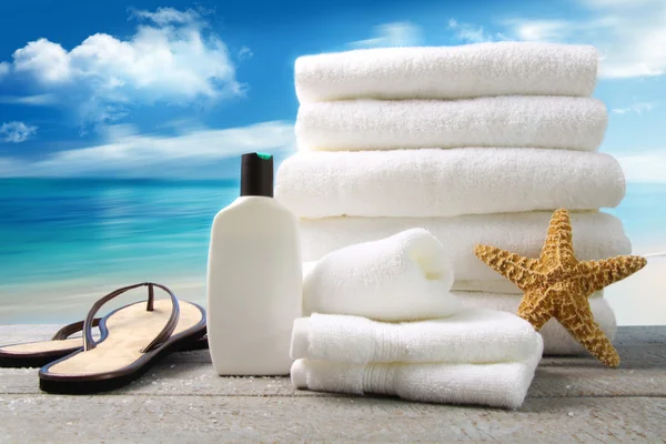 Białe ręczniki i sandały z scena oceanu — Zdjęcie stockowe