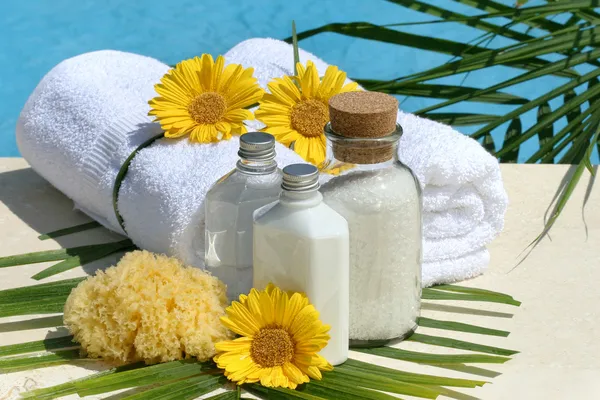 Produkty spa i ręczniki przy basenie — Zdjęcie stockowe