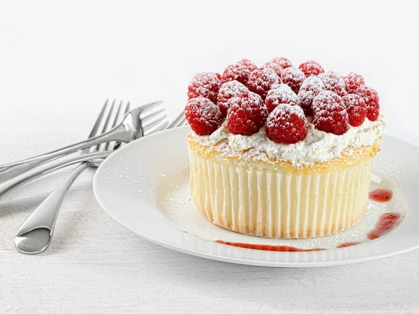Cupcake with rasberries and cream — Stock Photo, Image